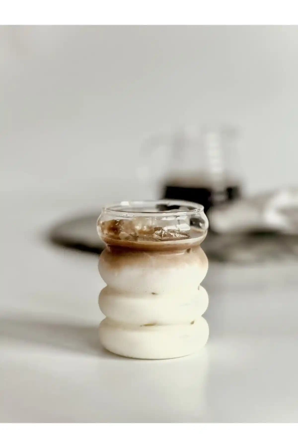 Borosilikat Cam Şerit Şekilli Bardak: Estetik ve Dayanıklı İçecek Sunumları İçin