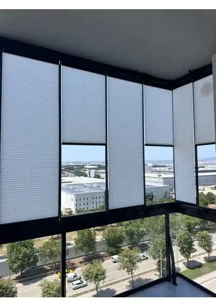 Cam Balkon Perdesi Karşılaştırması: Blind-X ve Denas Store Modellerinin Özellikleri ve Performansı