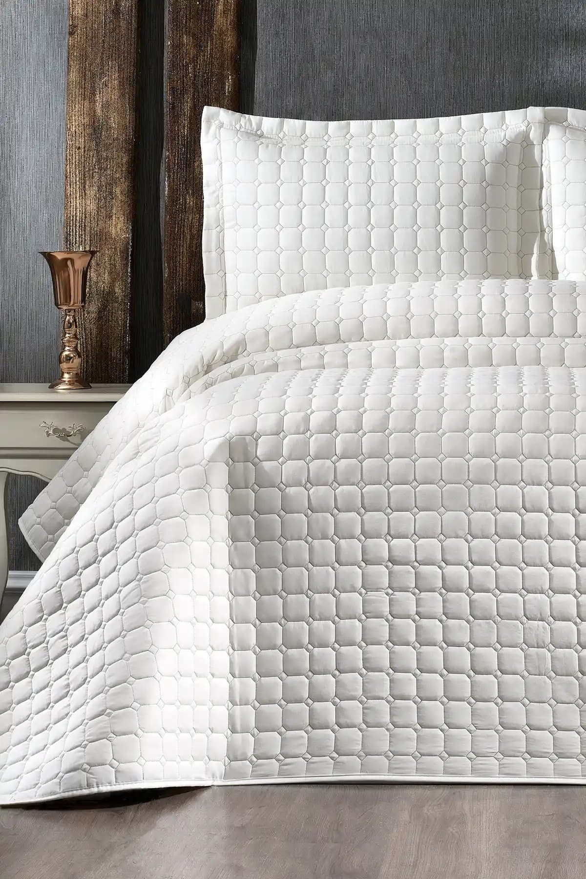 Estiva Çift Kişilik Yatak Örtüsü: Dayanıklı ve Estetik Tasarım ile Yatak Odalarına Şıklık Katar