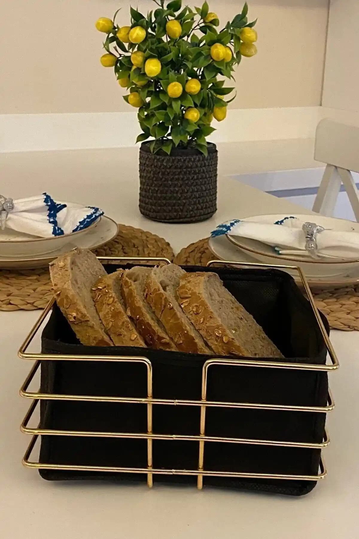 GELİNHOMES Kare Gold Metal Ekmeklik: Estetik ve Dayanıklı Mutfak Dekorasyonu İçin İdeal