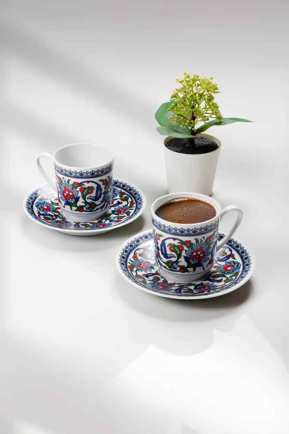 Güral Porselen 12 Parça Kahve Fincanı Takımı: Estetik ve Dayanıklı Tasarım Özellikleri