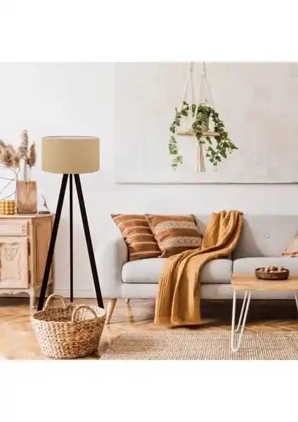Homing Koyu Ahşap Üç Ayaklı Lambader: Estetik ve Fonksiyonellik Sunan Modern Aydınlatma Seçeneği