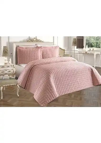 İki Çift Kişilik Yatak Örtüsü Karşılaştırması: Malzeme, Tasarım ve Kullanım Özellikleri