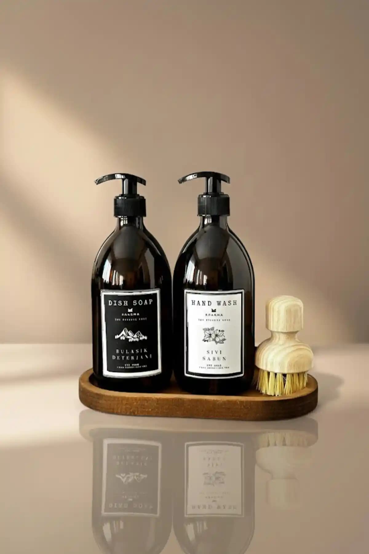 KHAKMA Ahşap Stantlı Amber Cam Sabunluk 500ml Şık ve Dayanıklı Mutfak Aksesuarı