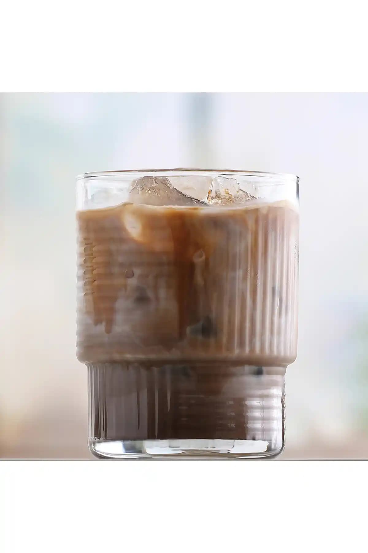 LAV Helen Cam Meşrubat Bardağı: Estetik ve Fonksiyonellik Sunan Çok Renkli Cam Bardaklar