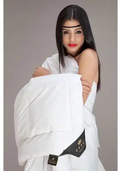 Varol Tek Kişilik Kaz Tüyü Yorgan: Hafif ve Sıcak Tutma Özelliğiyle Konfor Sunar