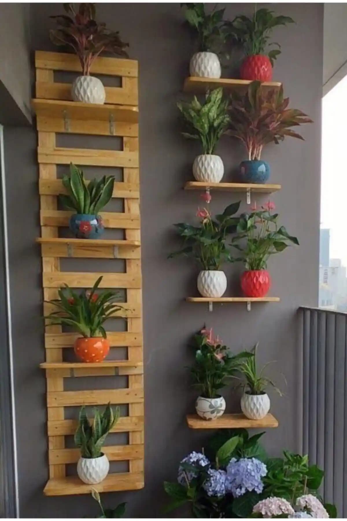Ahşap Balkon Çiçeklik Modelleri: Doğal ve Estetik Balkon Dekorasyonu Seçenekleri