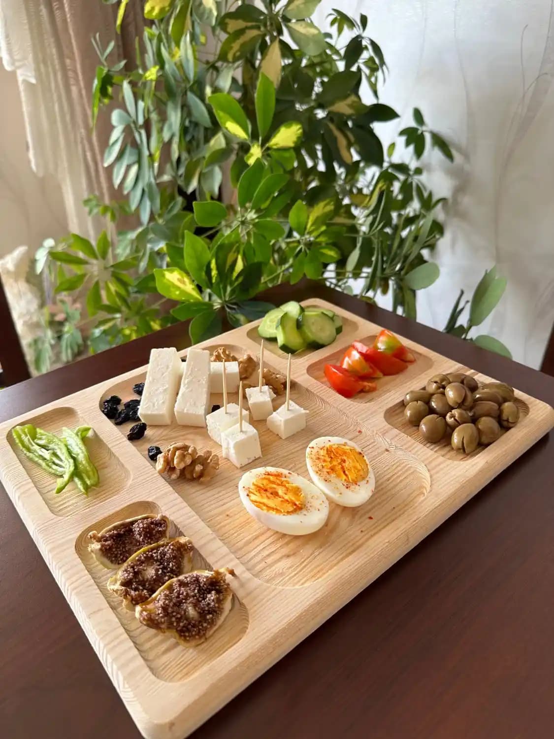 Ahşap Kahvaltı Sunum Tabağı ile Doğal ve Şık Dekorasyon Fikirleri