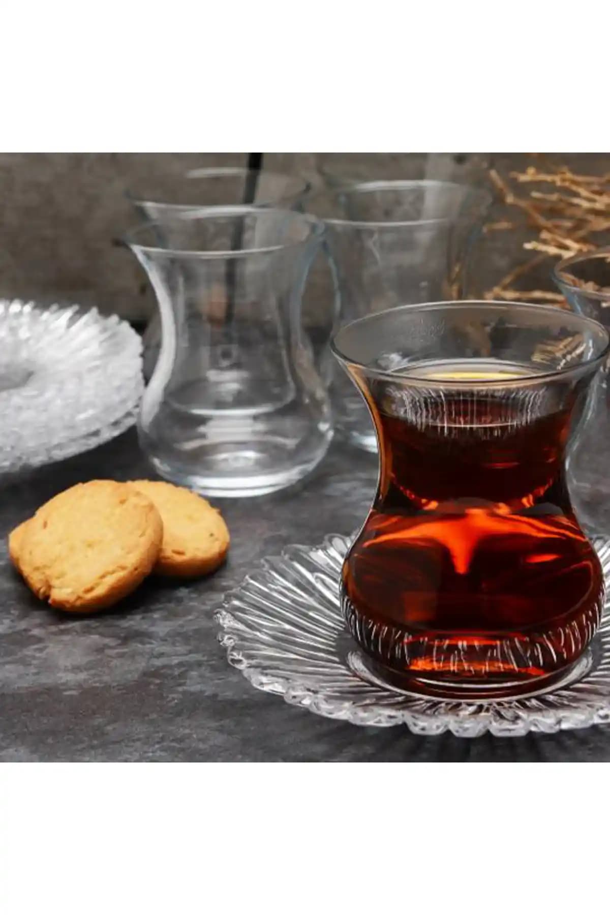 Altı Geniş Çay Bardağı ile Dekorasyon ve Mobilyada Yenilikçi Dokunuşlar