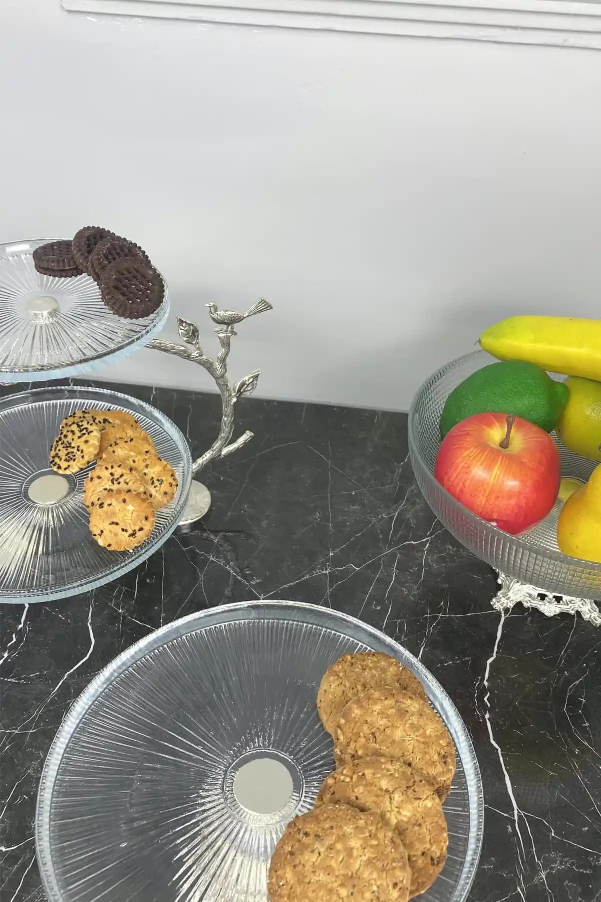 Ayaklı Cam Sunumluklar 3'lü Set ile Dekorasyonda Estetik ve Fonksiyonellik