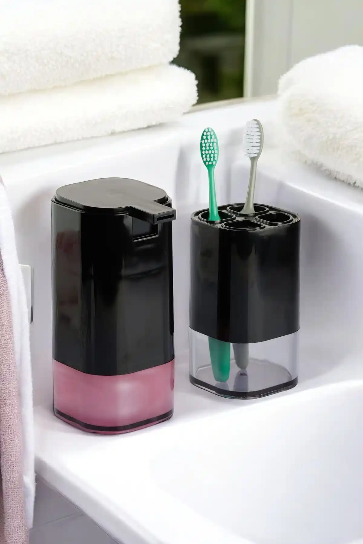 Banyo Dekorasyonunda Şıklık ve İşlevselliği Artıran Diş Fırçalık ve Sabunluk Setleri