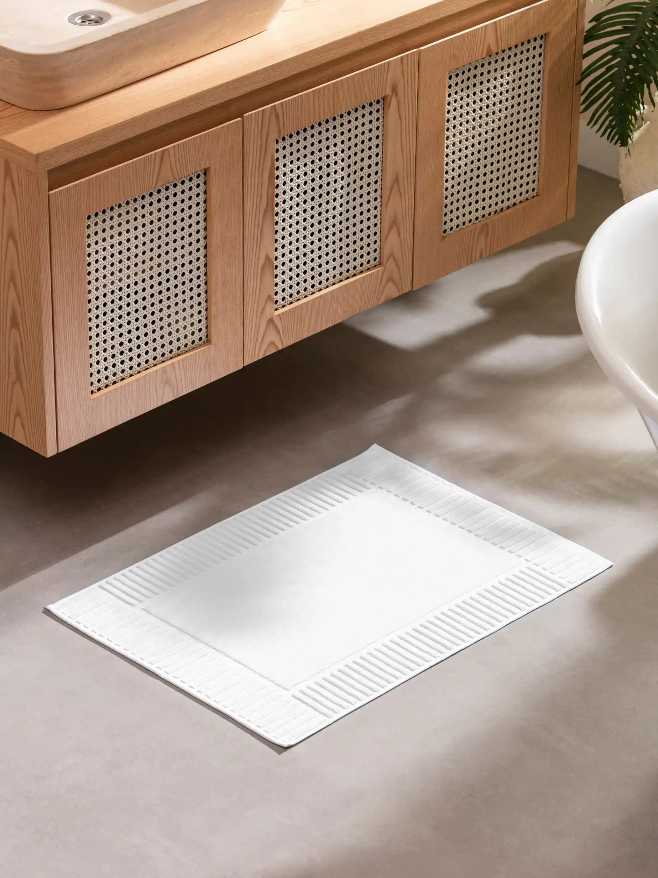 Beyaz Banyo Paspası Seçenekleri ve Dekorasyon İpuçlarıyla Şık ve Fonksiyonel Banyolar