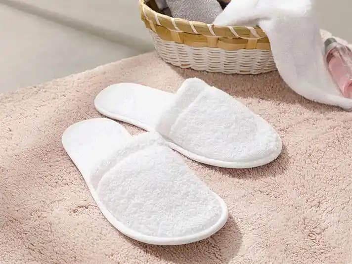 Kadınlar İçin Banyo Terlikleri: Konfor ve Şıklık Sunan Modeller ve Trendler