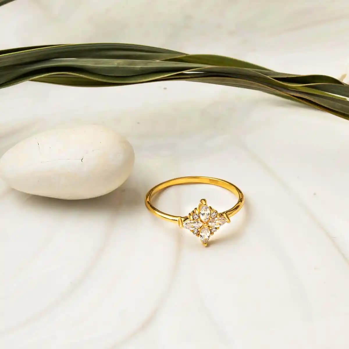 Lotus Çiçeği ve 22 Ayar Altın Detaylarıyla Dekorasyon ve Takı Tasarımı