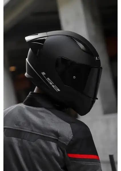 LS2 Rapid 2 Race ve NCR Stars Çene Açılır Siyah Kask Karşılaştırması 1