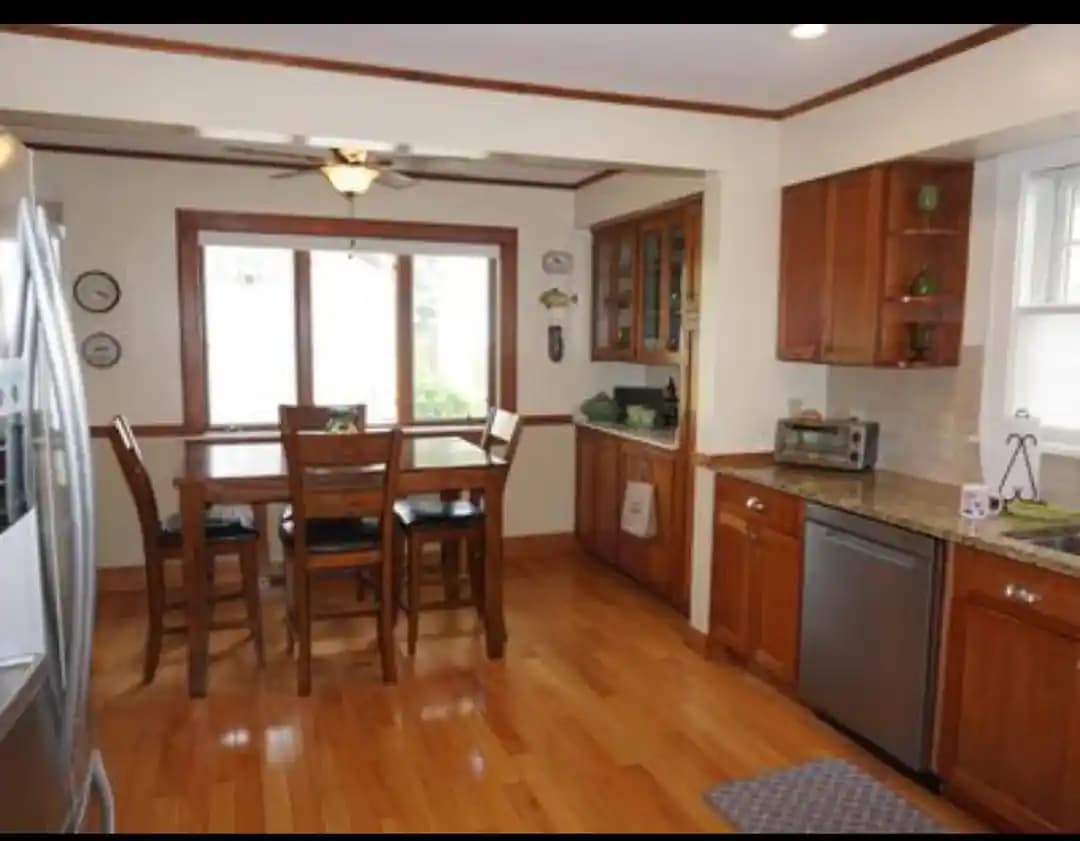 Ahşap Dolaplarla Uyumlu Mutfak Duvar Boyası Renkleri ve Dekorasyon Önerileri