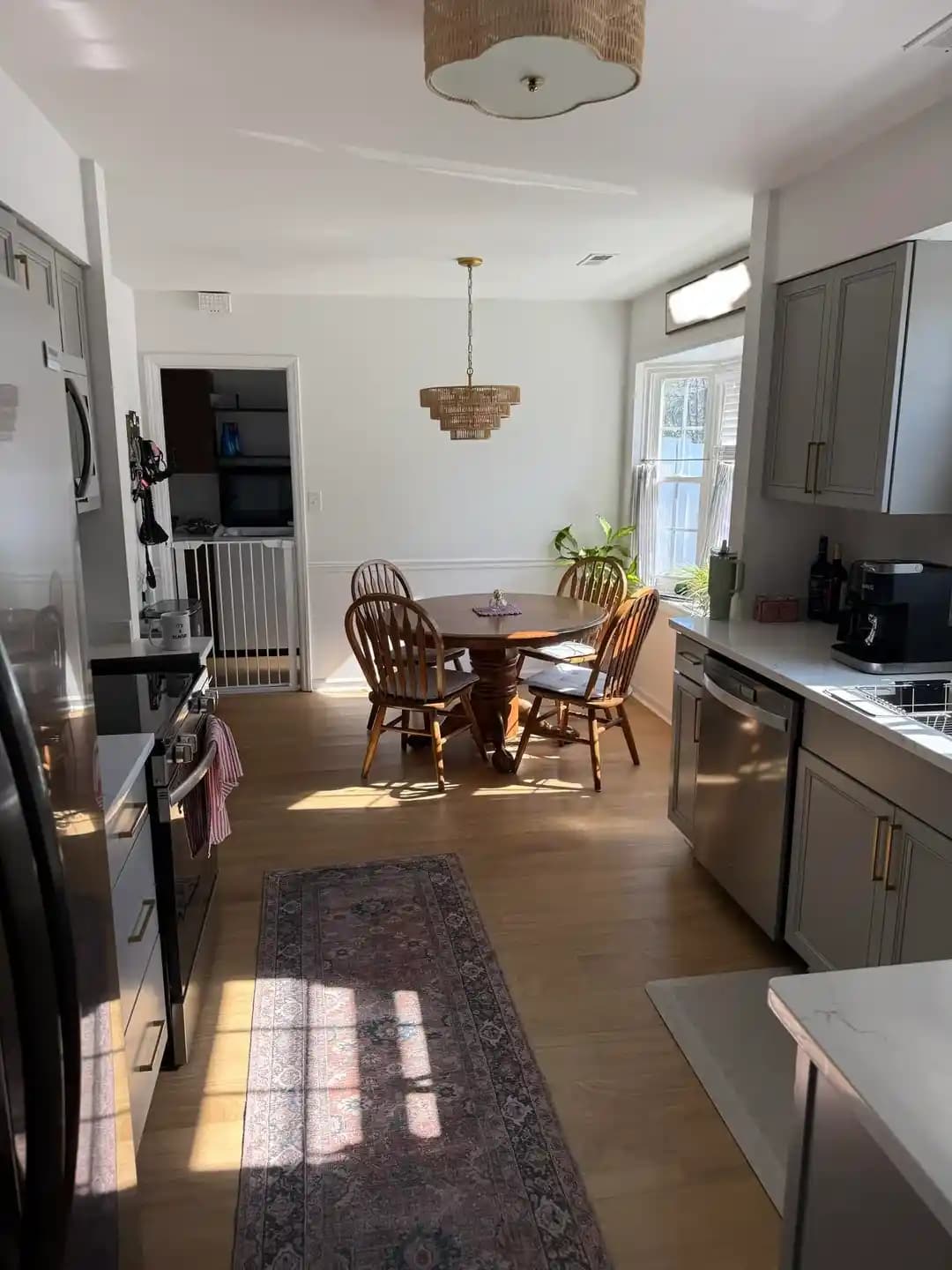 Beyaz Oda Dekorasyonunda Pratik ve Estetik Renk, Desen ve Mobilya Yaklaşımları