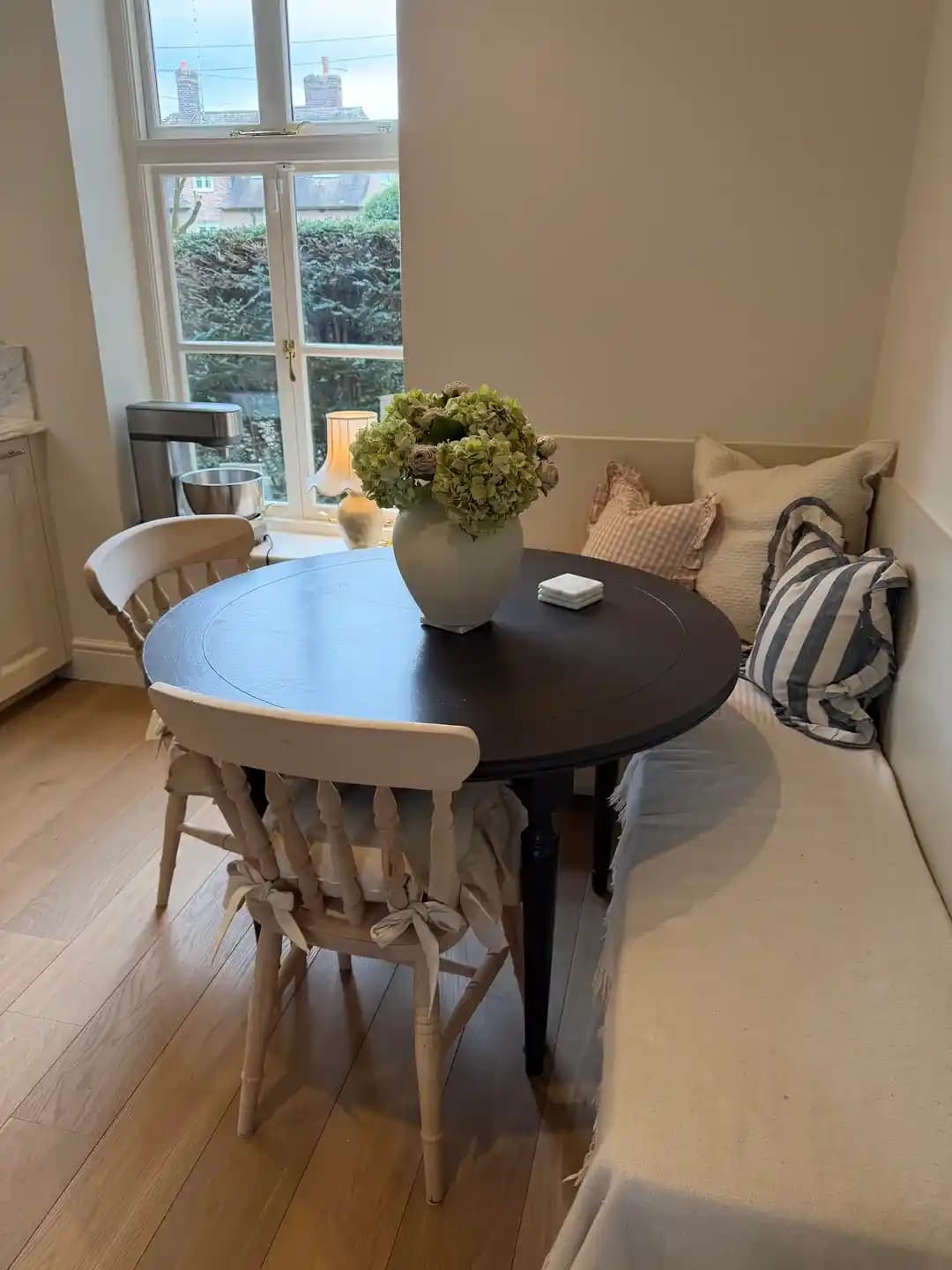 Bitmemiş Ahşap Sandalyelerde Doğru Renk Seçimi ve Yüzey Koruma Yöntemleri