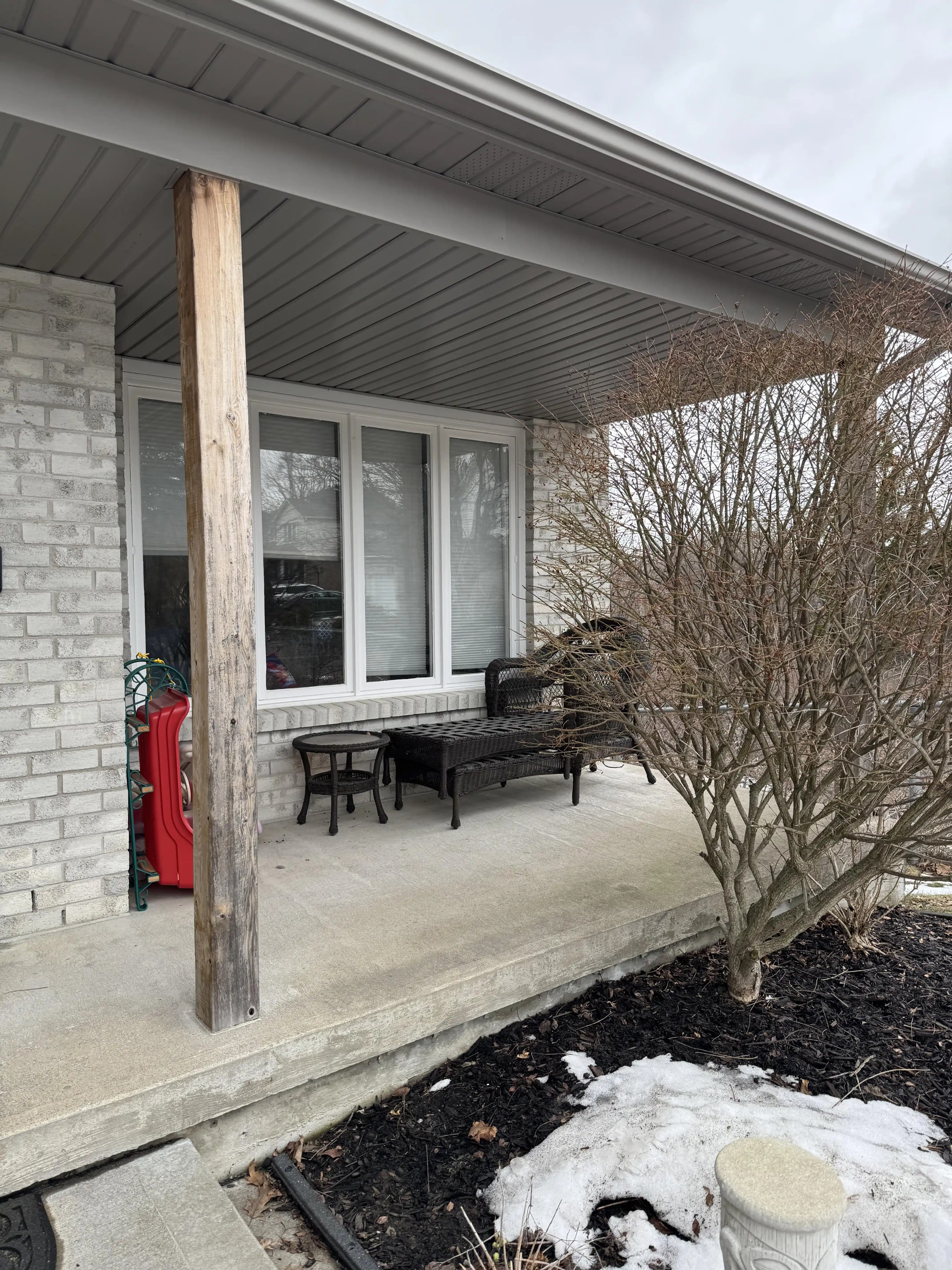 Dış Mekan Ahşap Direkler İçin Uygun Leke Rengi Seçimi ve Yüzey Hazırlığı