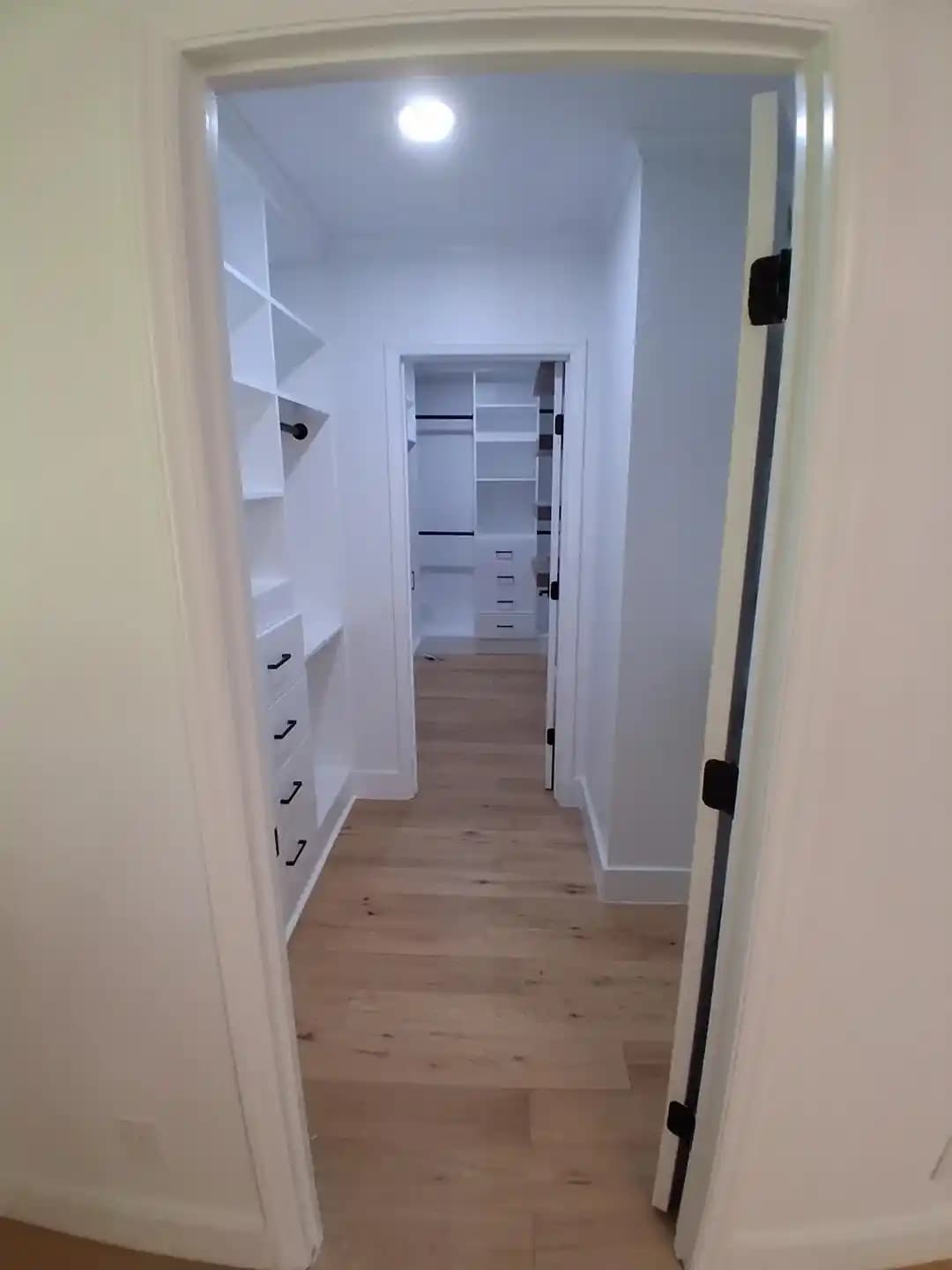 Dolaplarda Wow Faktörü Yaratmanın Yöntemleri: Aydınlatma, Malzeme ve Dekoratif Detaylar