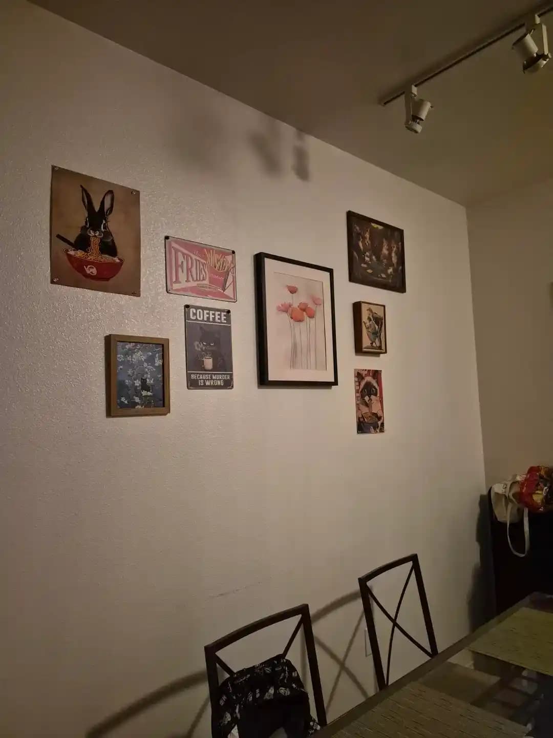 Duvar Dekorasyonunda Denge ve Yerleşim: Sanat Eserleri, Aynalar ve Renk Uyumu