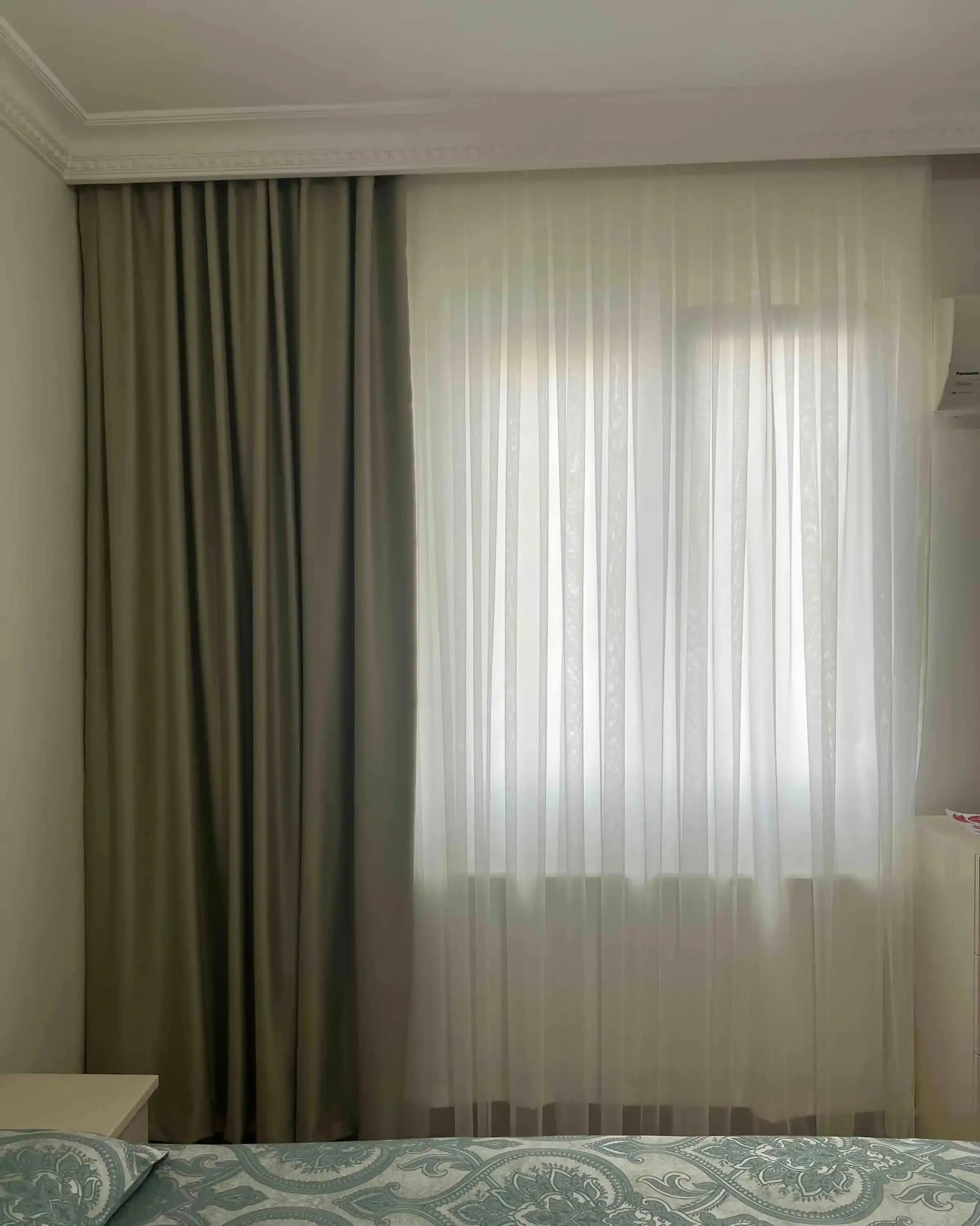 Duvara Yakın Büyük Yatak Odası Pencerelerine Perde Asma Yöntemleri ve Montaj Çözümleri