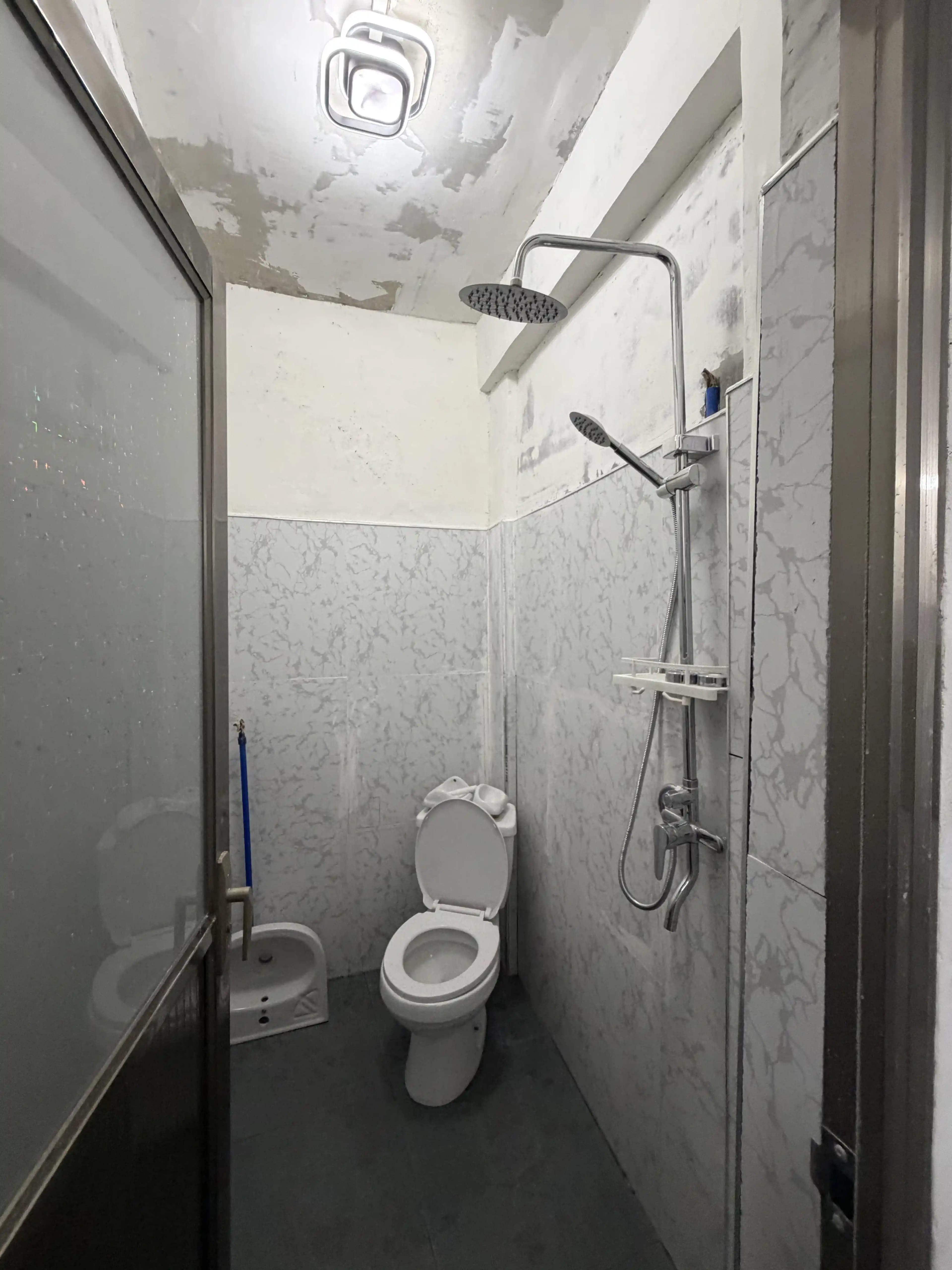 Islak Banyolarda Tuvalet ve Duş Ayrımı: Tasarım ve Fonksiyonellik Önerileri