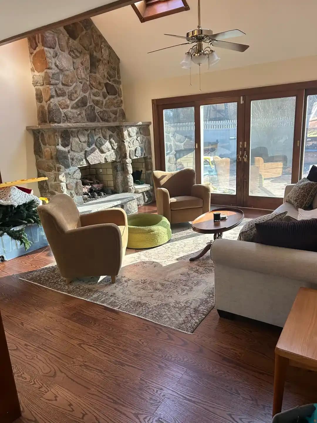 Koyu Ahşap Zeminlerde Ev Dekorasyonunda Doğru Halı ve Mobilya Seçimi