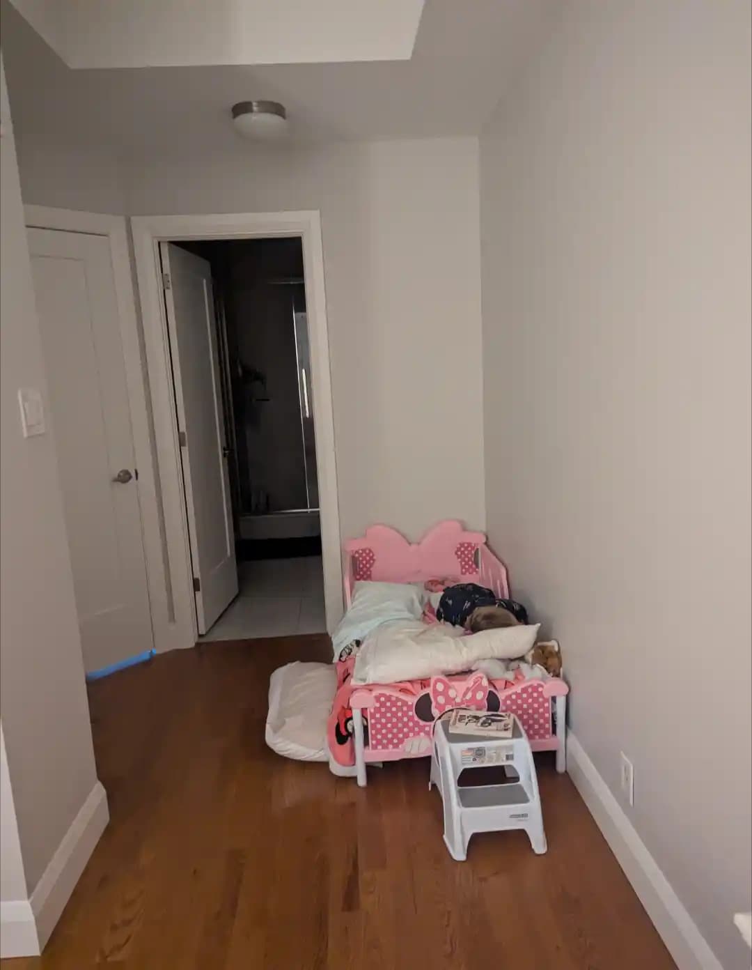 Küçük Köşeleri Çocuk Yatak Odasına Dönüştürmek İçin Pratik ve Güvenli Düzenleme Önerileri