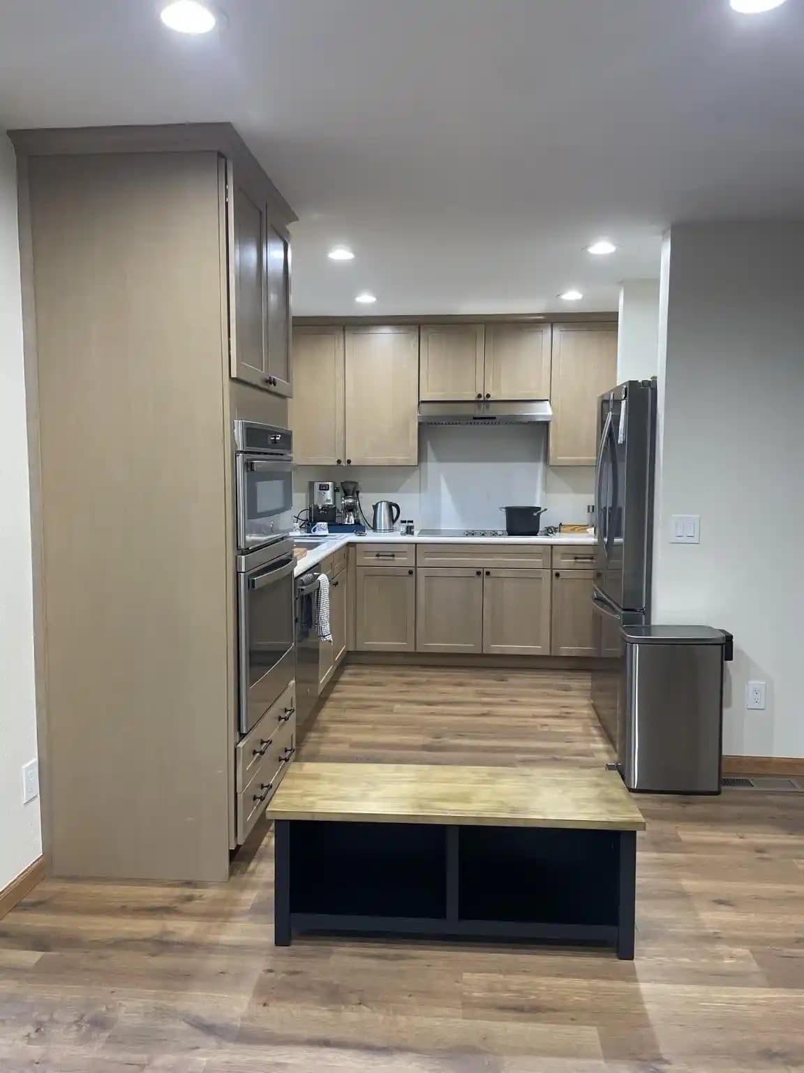 Küçük Mutfaklarda Tezgah Alanını Artırmaya Yönelik Pratik Mobilya ve Düzenleme Çözümleri