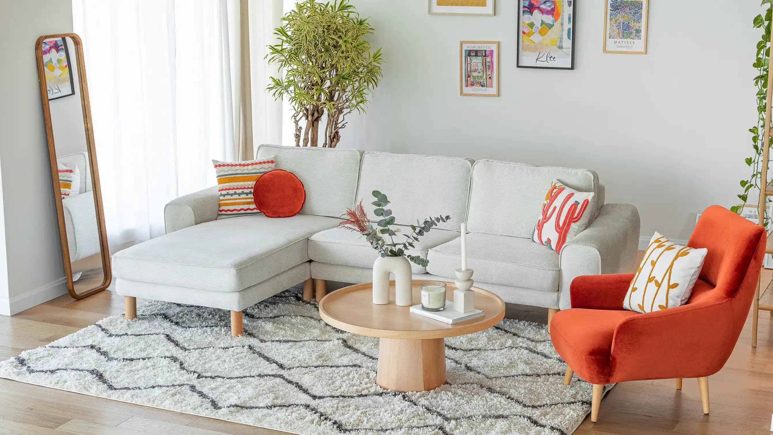 Küçük Oturma Odalarında Rahat Koltuk Yerleşimi ve Dekorasyon Stratejileri