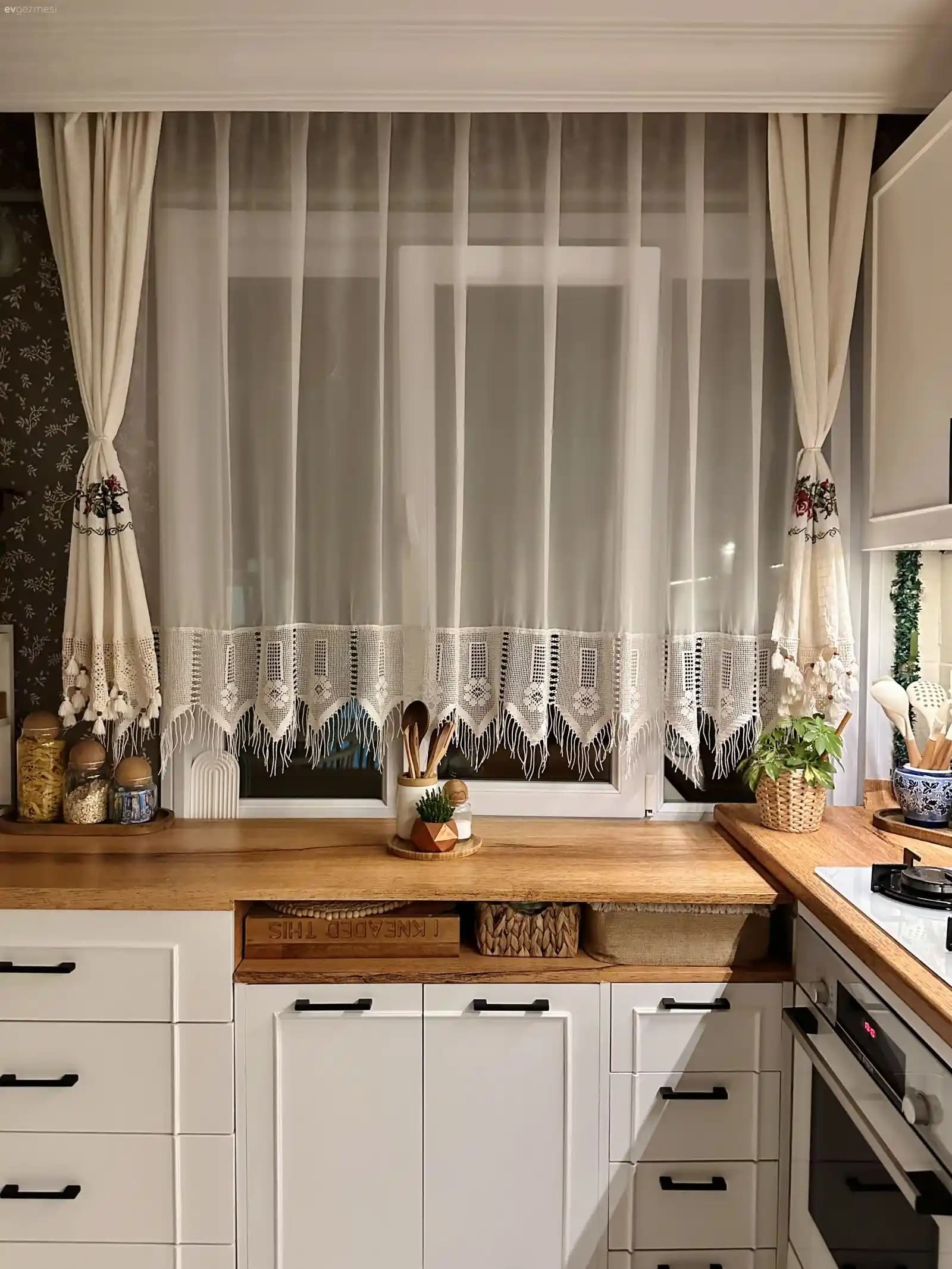Mutfak Pencereleri İçin Fonksiyonel ve Estetik Perde Seçenekleri ve Montaj Yöntemleri