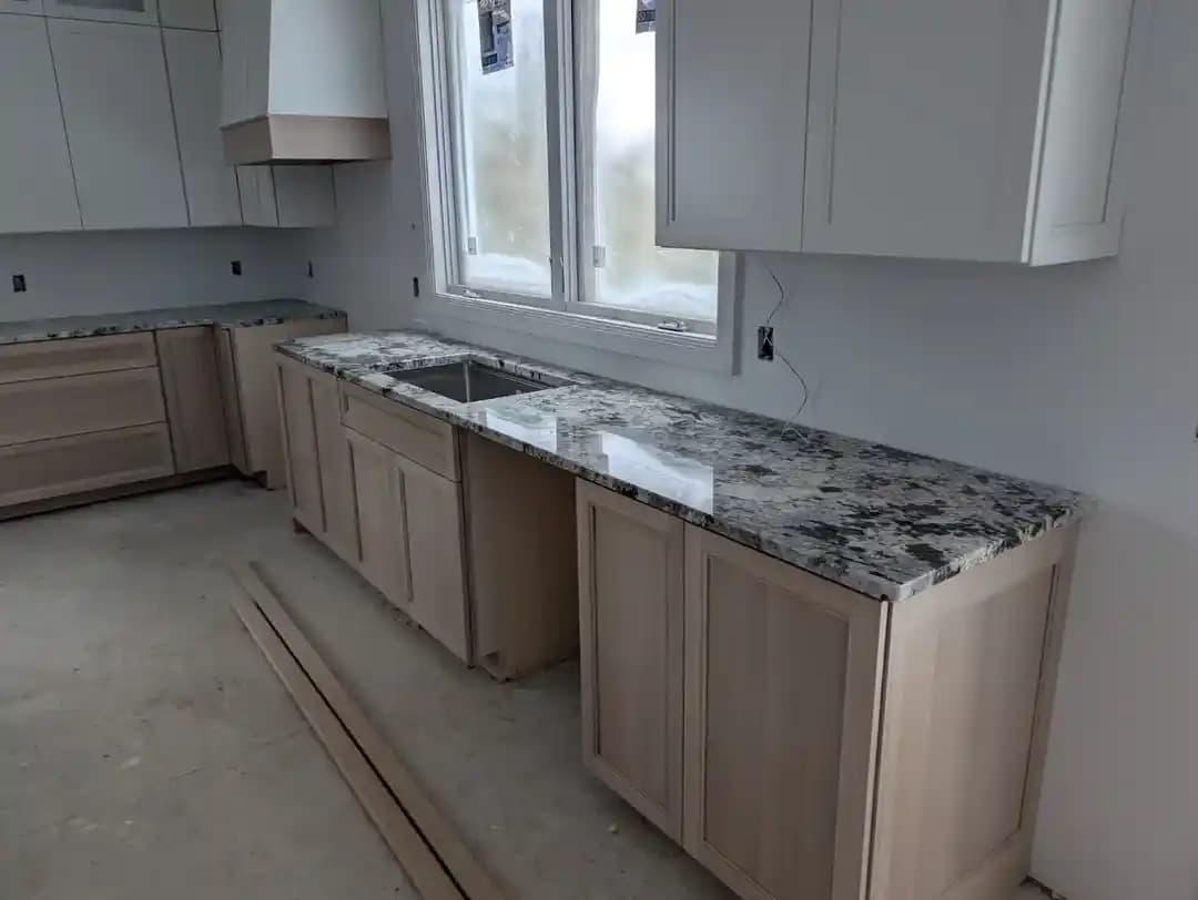 Mutfak Tezgahı ve Sırtlığı İçin Granit ve Alternatif Malzeme Seçenekleri Üzerine Analiz