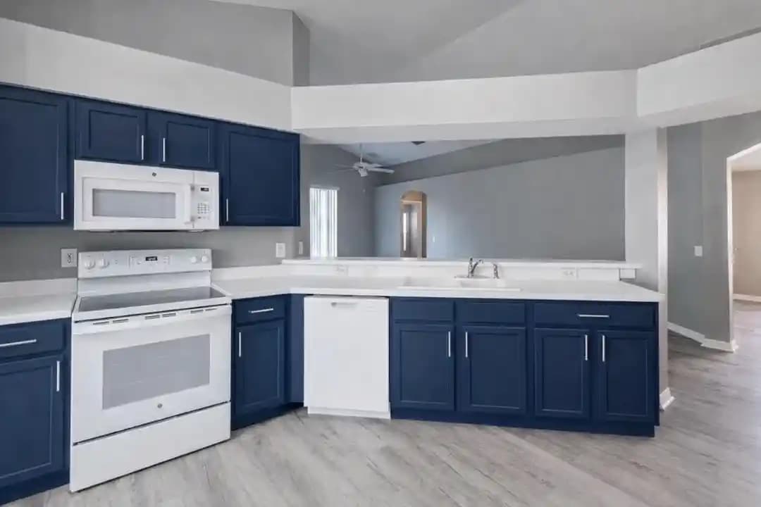 Mutfaklarda Koyu Mavi Dolapların Estetik Uyum ve Renk Kombinasyonları