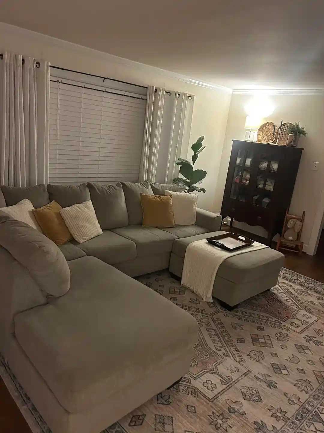 Oturma Odasında Kişilik ve Konfor Yaratmak İçin Renk, Aydınlatma ve Dekorasyon Önerileri