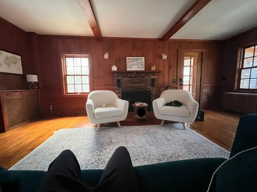 Oturma Odasında Şömine ve Mobilya Merkezleme Teknikleri ile Alan Düzenlemesi