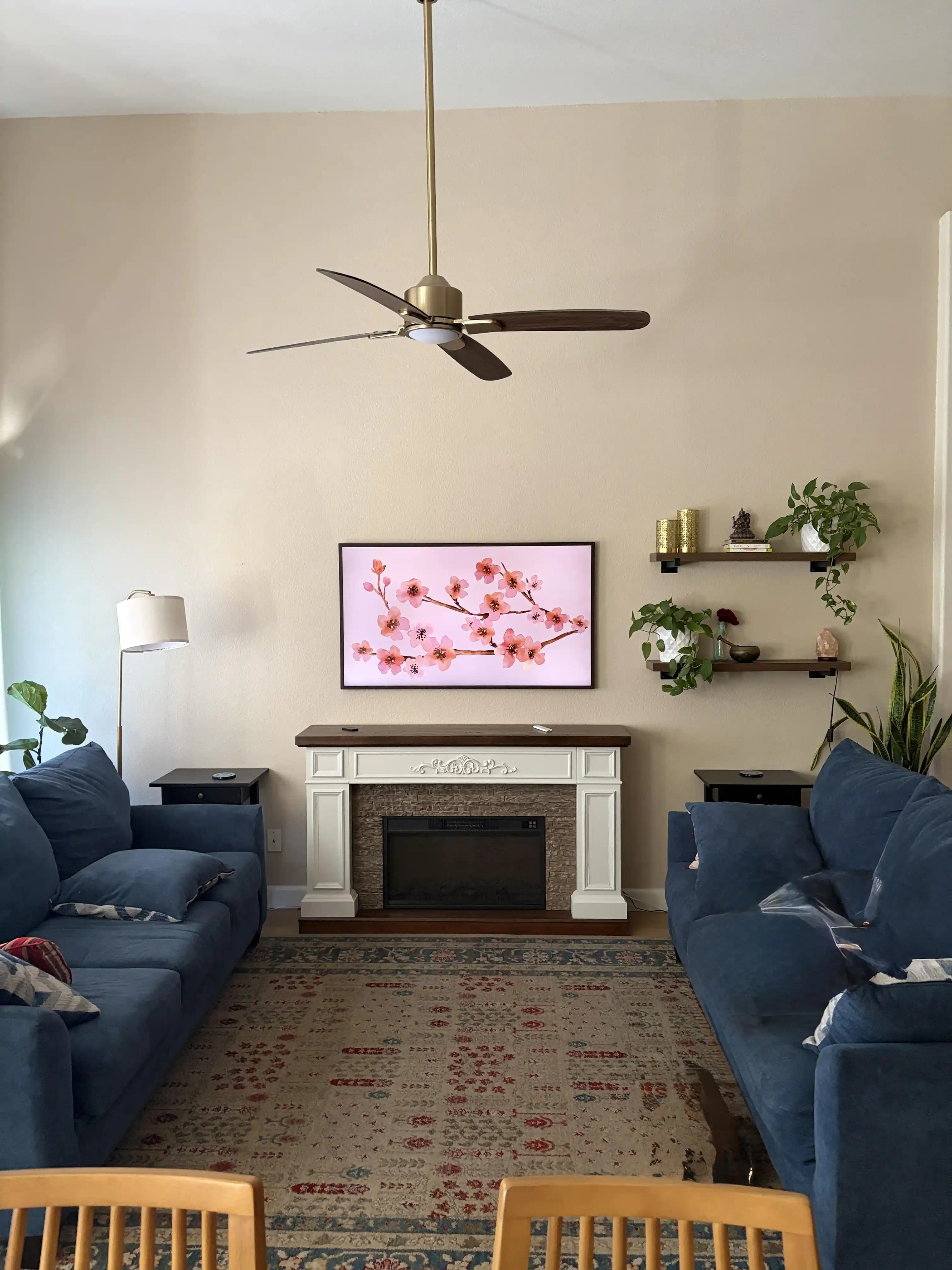 Salon Duvar Düzenlemesinde Raf Kullanımı ve Estetik Dengenin Sağlanması