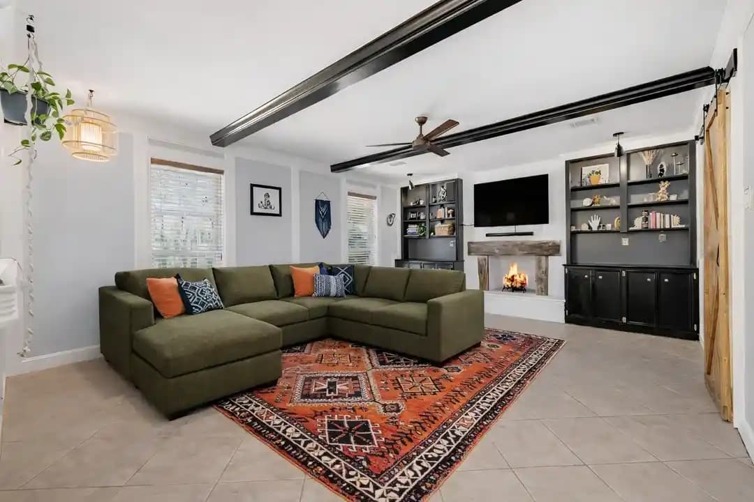 Sıcak Duvar Renkleriyle Beyaz ve Gri Mekanlarda Sıcaklık ve Uyum Yaratma Yöntemleri