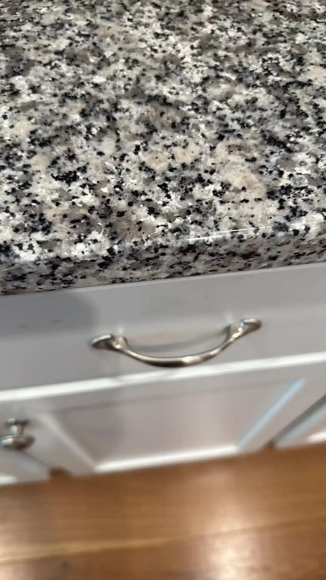 Siyah, Gri ve Beyaz Granit Tezgahlarla Uyumlu Dolap Boya Renkleri ve Dekorasyon Önerileri