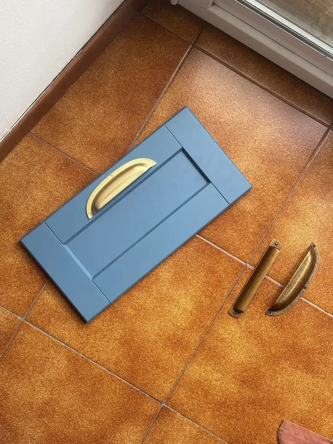 Vintage Cottage Stilinde Mutfak Dolap Kollarında Bronz ve Altın Seçimi Rehberi