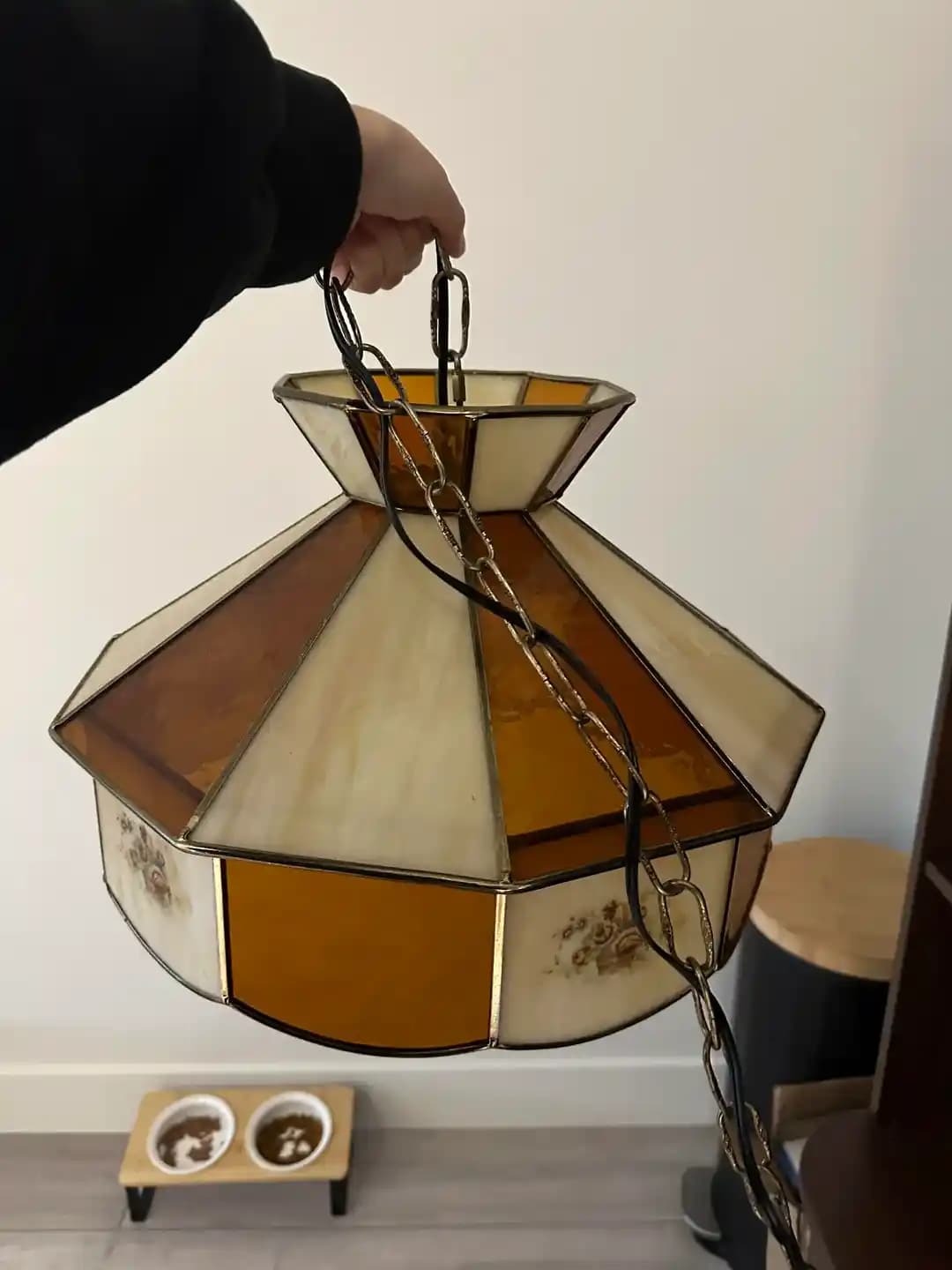 Yüksek Tavanlı Kiralık Evlerde Ağır ve Geniş Vintage Abajur Montaj Yöntemleri