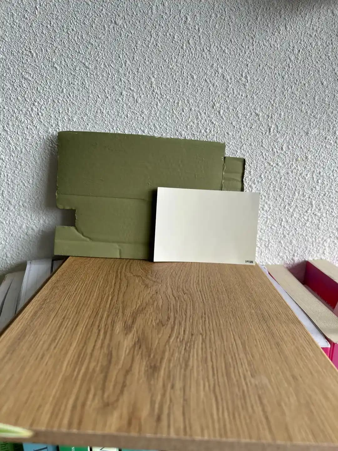 Zeytin Yeşili ve Mavi-Yeşil Tonlarının Ahşap Zemin ve Beyaz Duvarlarla Uyumu ve Etkileri