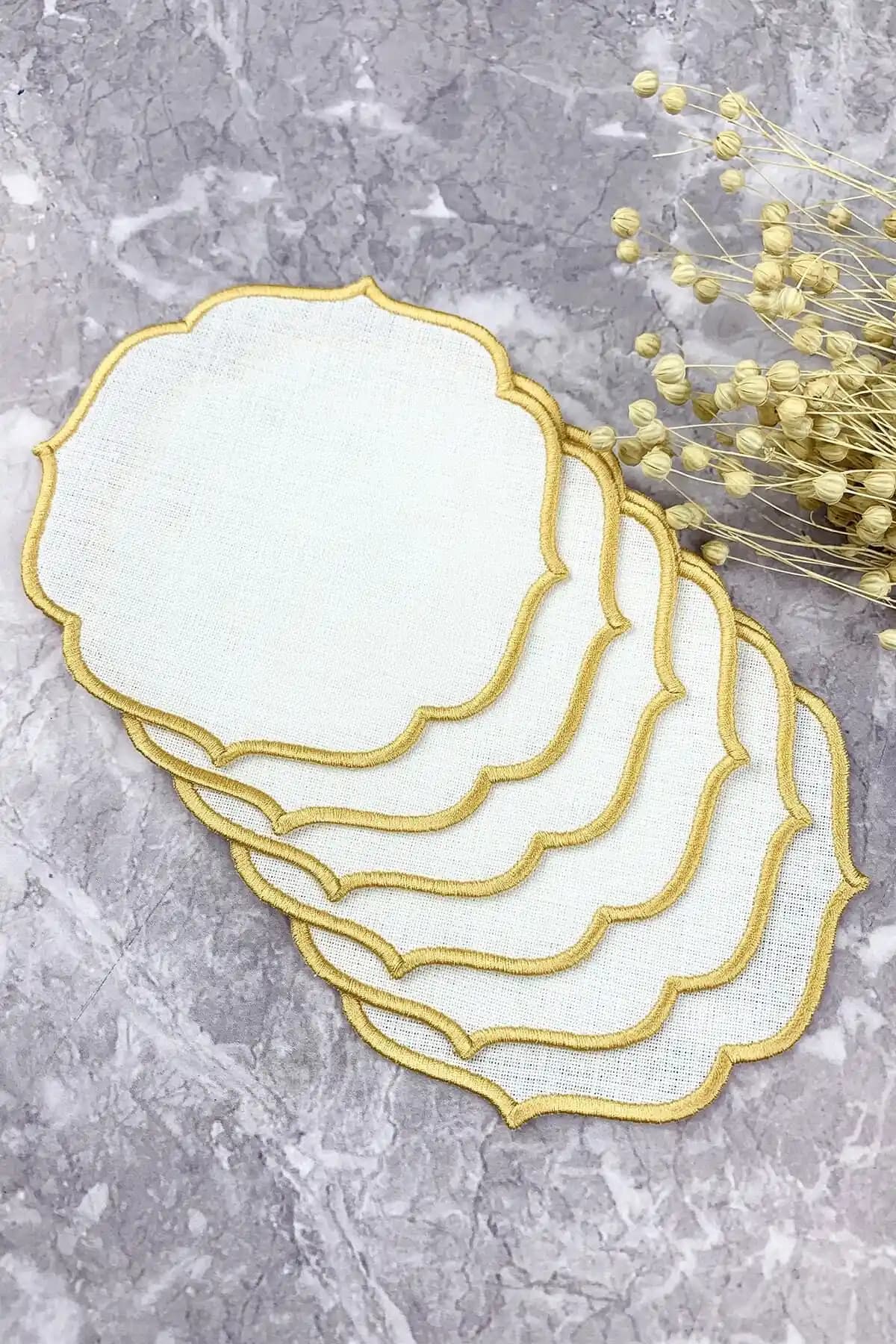 WEARE2 Altın Renkli Nakışlı Keten Efektli Kokteyl Peçetesi Seti 6'lı şık ve hijyenik sunumlar için