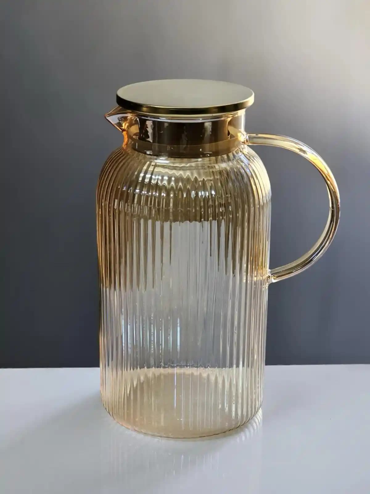 Altın Sürahi Dekorasyon ve Mobilyada Zarafetin Şık ve Fonksiyonel Simgesi