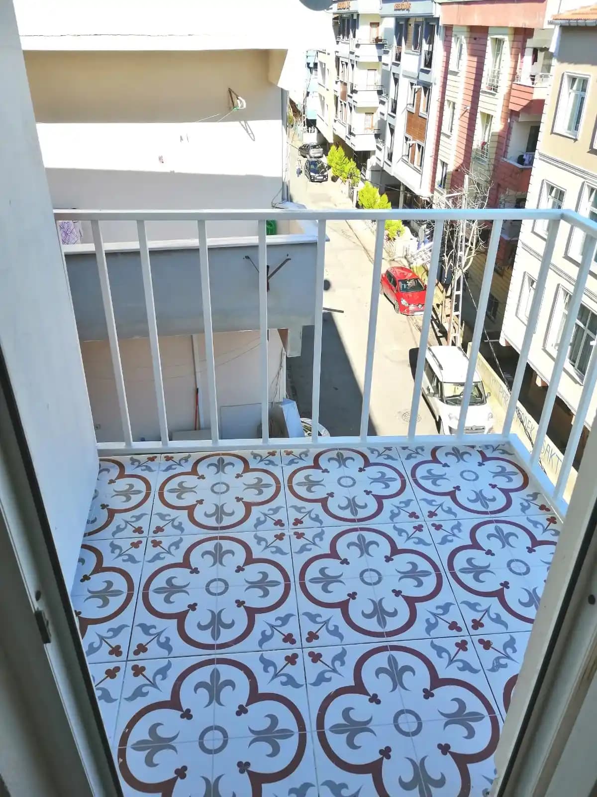 Balkon Seramikleri Seçimi ve Dekorasyon Trendleriyle Modern Dış Mekanlar Yaratın