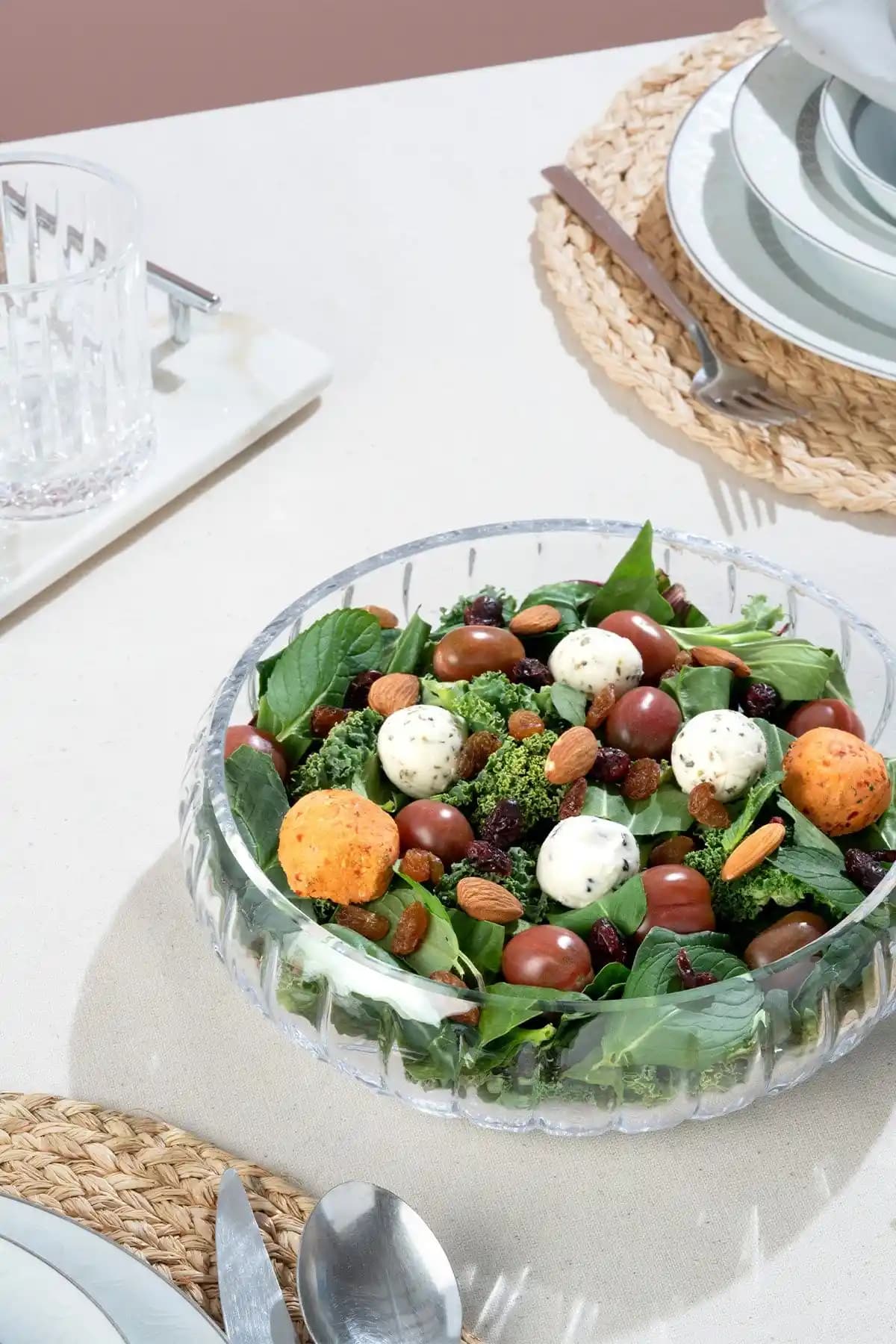 Büyük Cam Salata Kasesi ile Modern Dekorasyon ve Fonksiyonellik Bir Arada