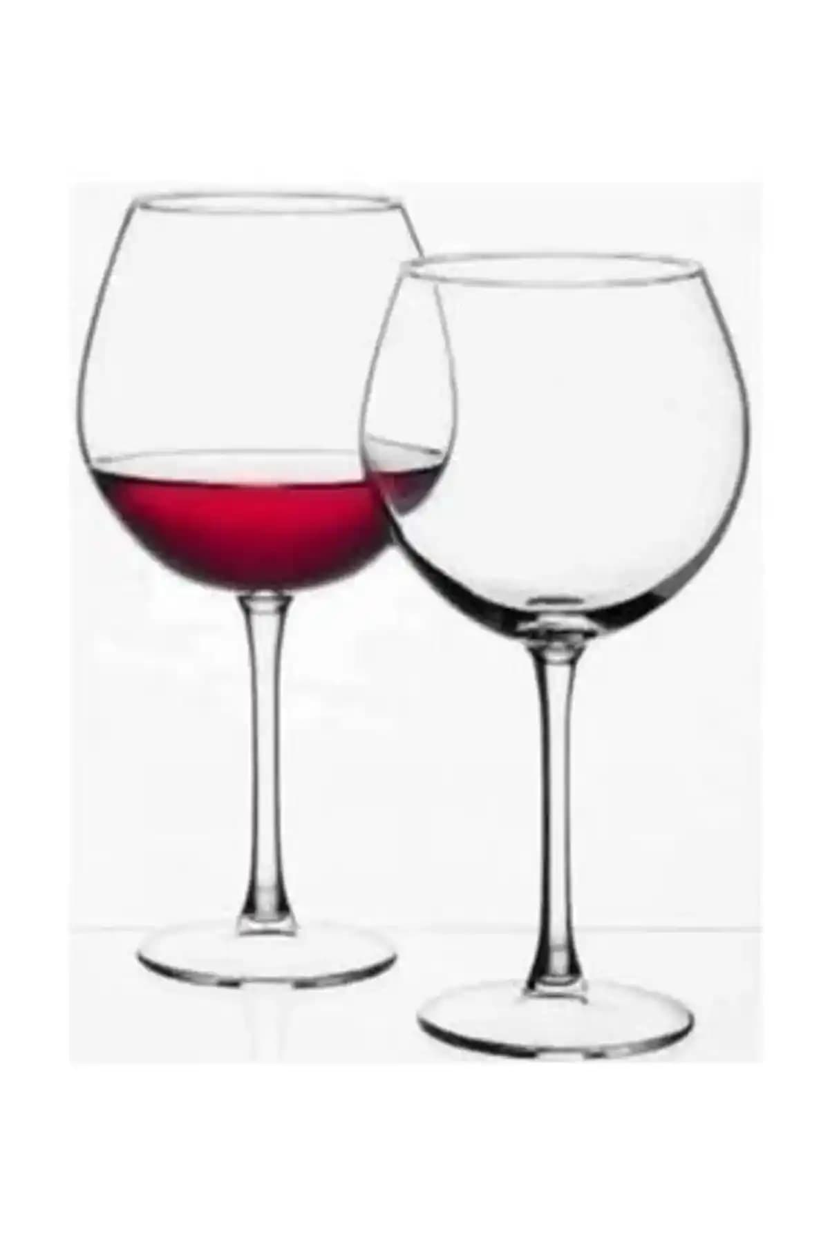 Büyük Şarap Bardakları Dekorasyonda Şıklık ve İşlevselliğin Buluşması