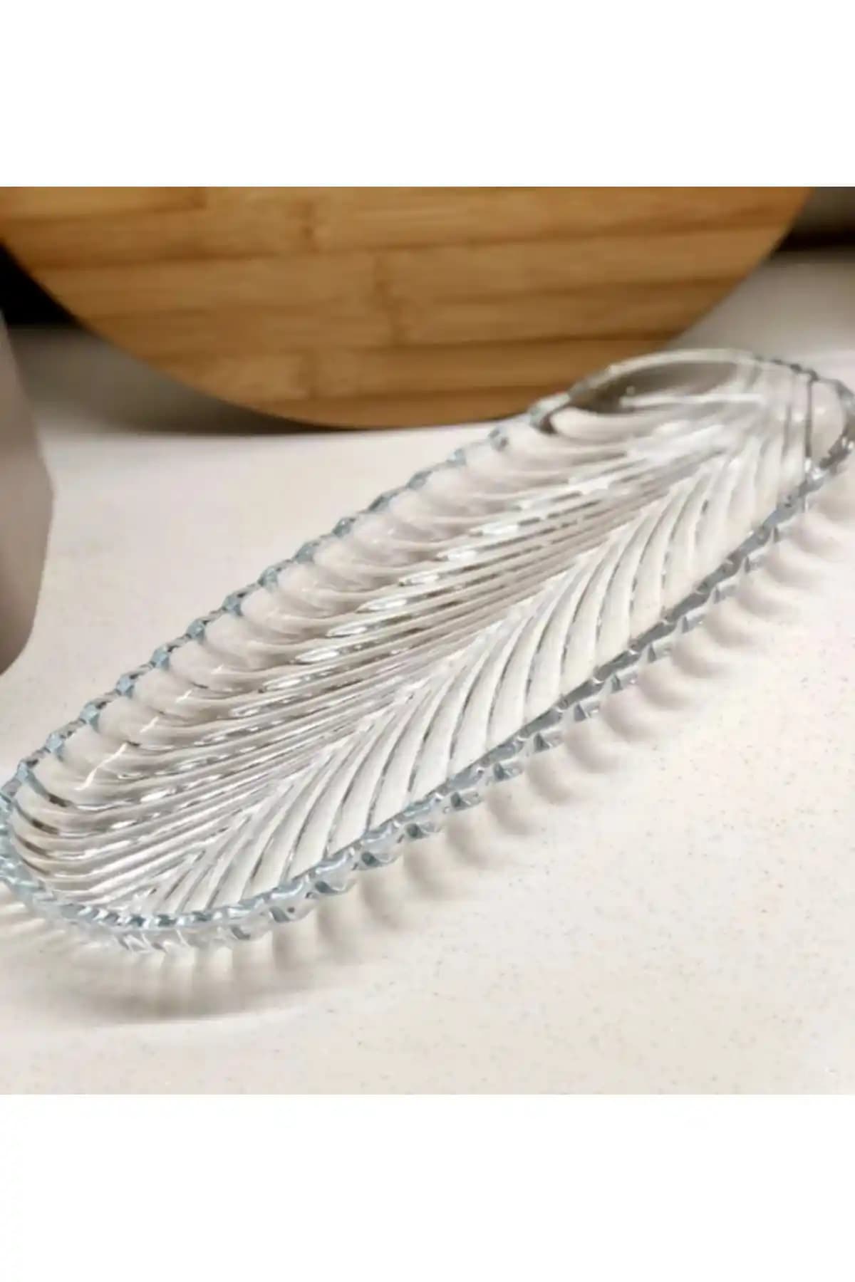 Cam Kayık Tabaklar: Estetik ve İşlevselliğin Modern Sofra Detayları