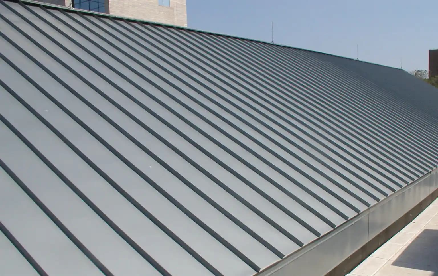 Çatı Kaplama Malzemeleri Seçimi: Estetik, Dayanıklılık ve Enerji Verimliliği Rehberi