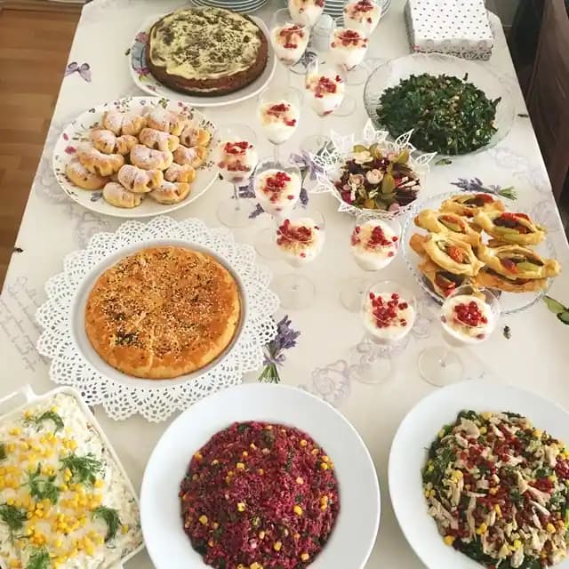 Çay Saati Dekorasyon ve Mobilya Seçenekleriyle Şık ve Konforlu Alanlar Yaratma